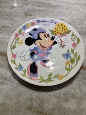 Disney Minnie Mouse Mothers Day Plate - Pink, Blue & Yellow